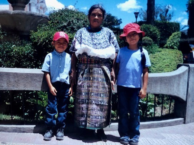 Richard y su hermana con su abuela en 2003, durante la primera visita de Richard a Guatemala.