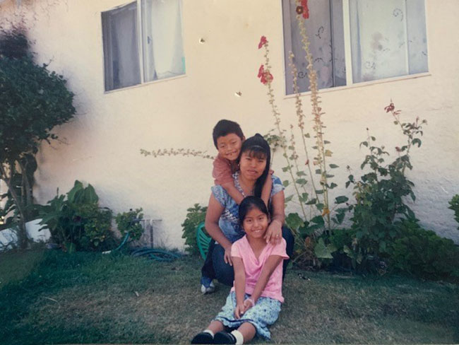 Richard con su madre y su hermana en su jardín lateral.