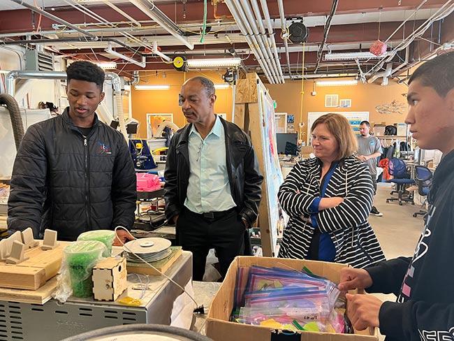 SF Fed leaders meet with FabLab students.